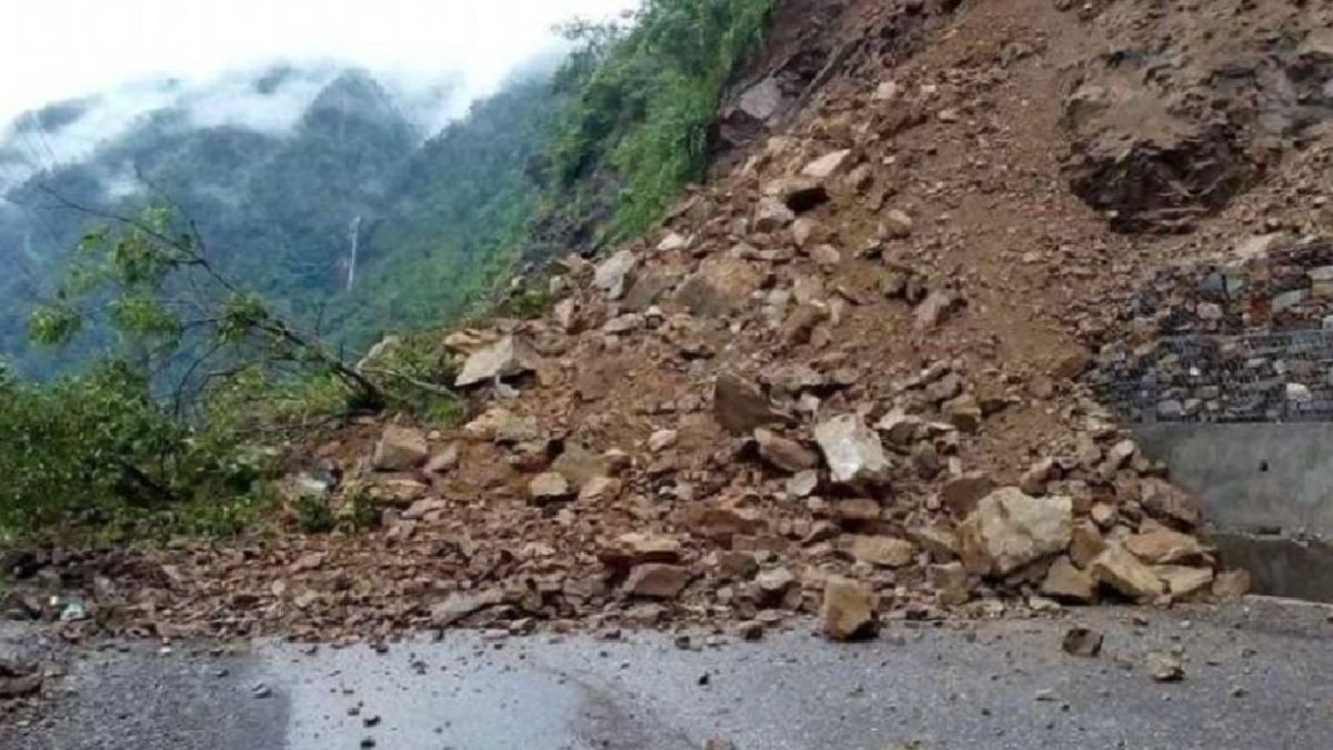 पहिरोले अरनिको राजमार्ग अवरुद्ध